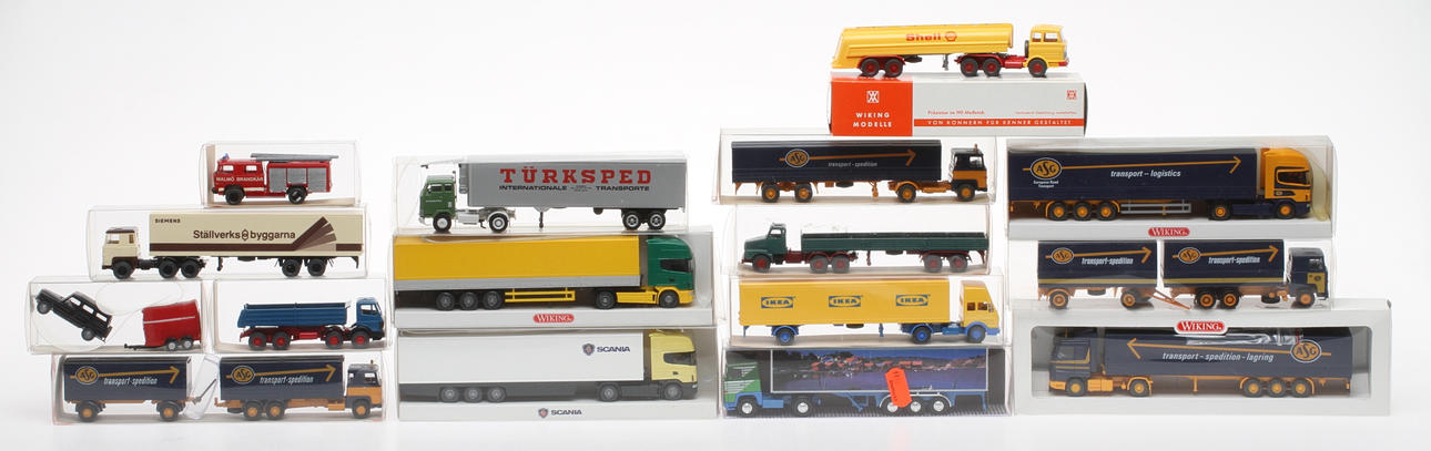 MODELLBILAR mestadels WIKING. Passande svenska miljöer. Cirka 16 delar i originalkartong . (A).