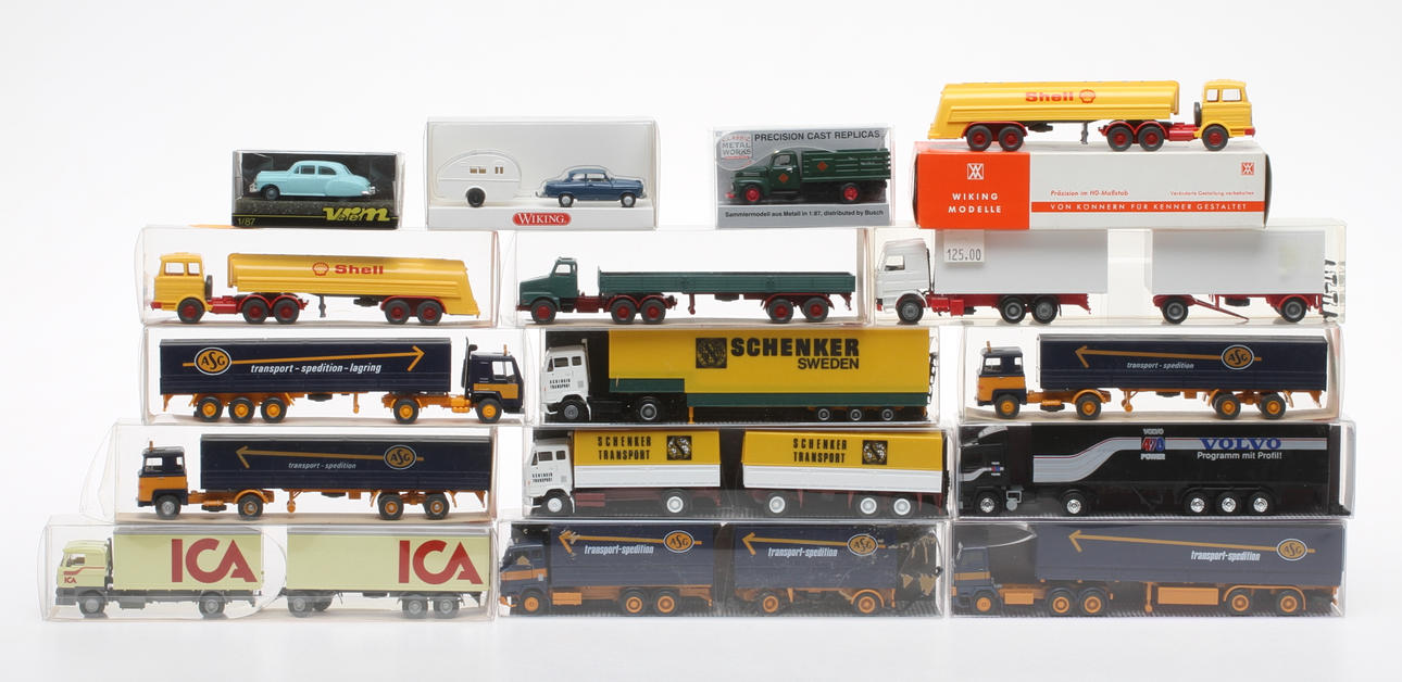 MODELLBILAR mestadels WIKING. Passande svenska miljöer. Cirka 16 delar i originalkartong. (B).