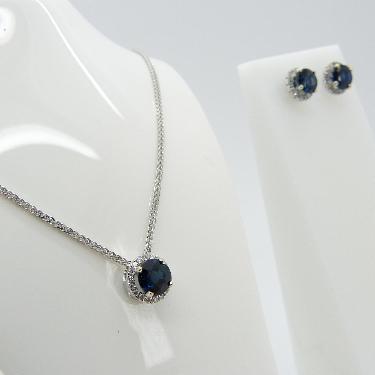 SAPPIR & DIAMANT HALSKÆDE & NÆLPER.