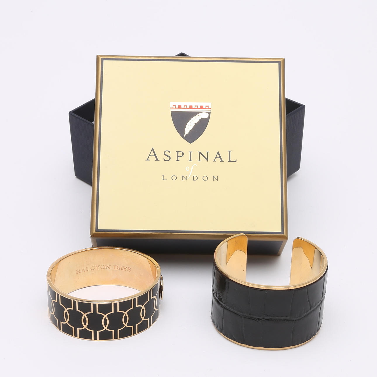 STELA ARMRINGAR, TVÅ STYCKEN.