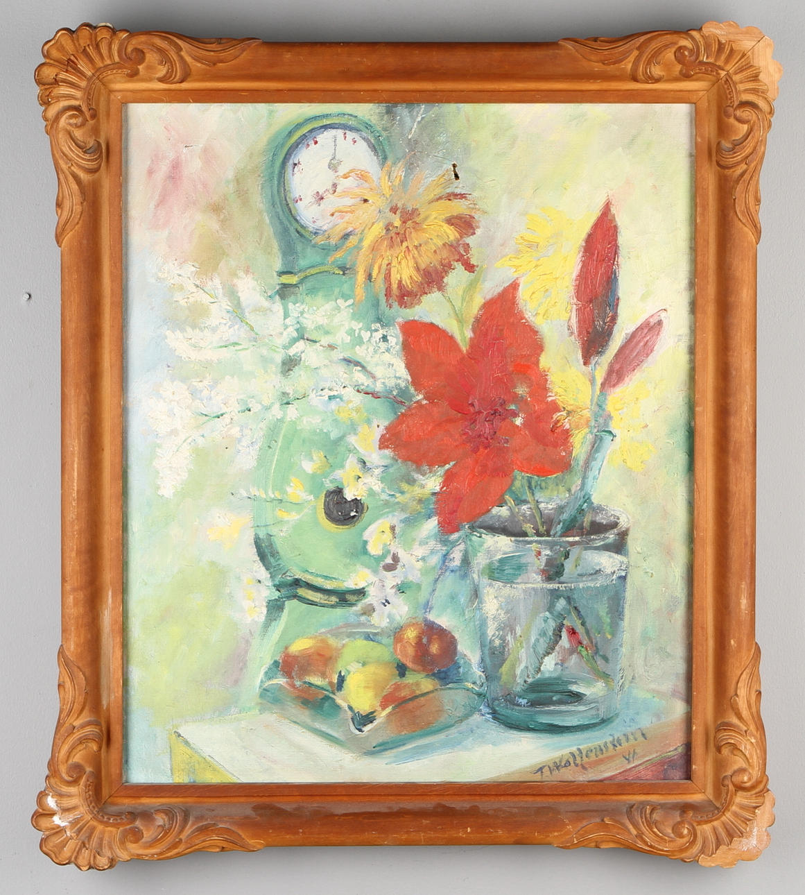 OKÄND KONSTNÄR. Blomsterstilleben med golvur, olja på duk, signerad.