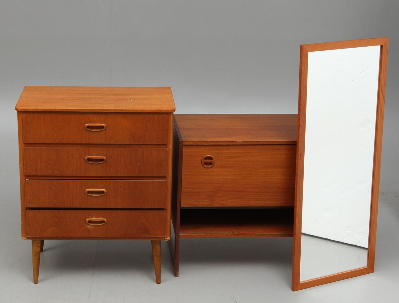 BYRÅAR, 2 st, och SPEGEL, teak, 1900-talets andra hälft.