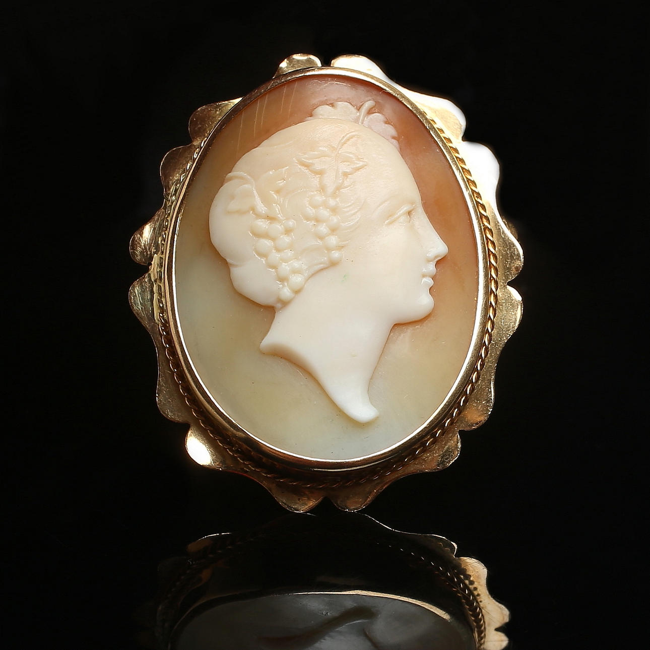 BROCHE, oro de 18 quilates, camafeo de concha, 1900.