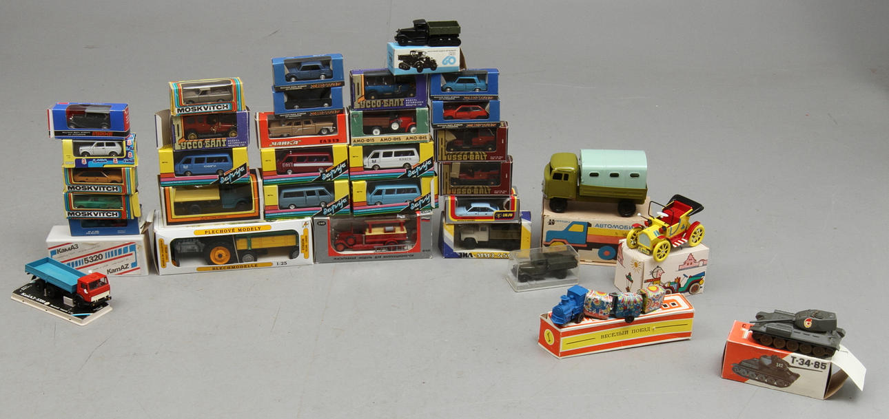 MODELLBILAR mest från Sovjetunionen CCCP, cirka 33 stycken delar. Originalkartonger.