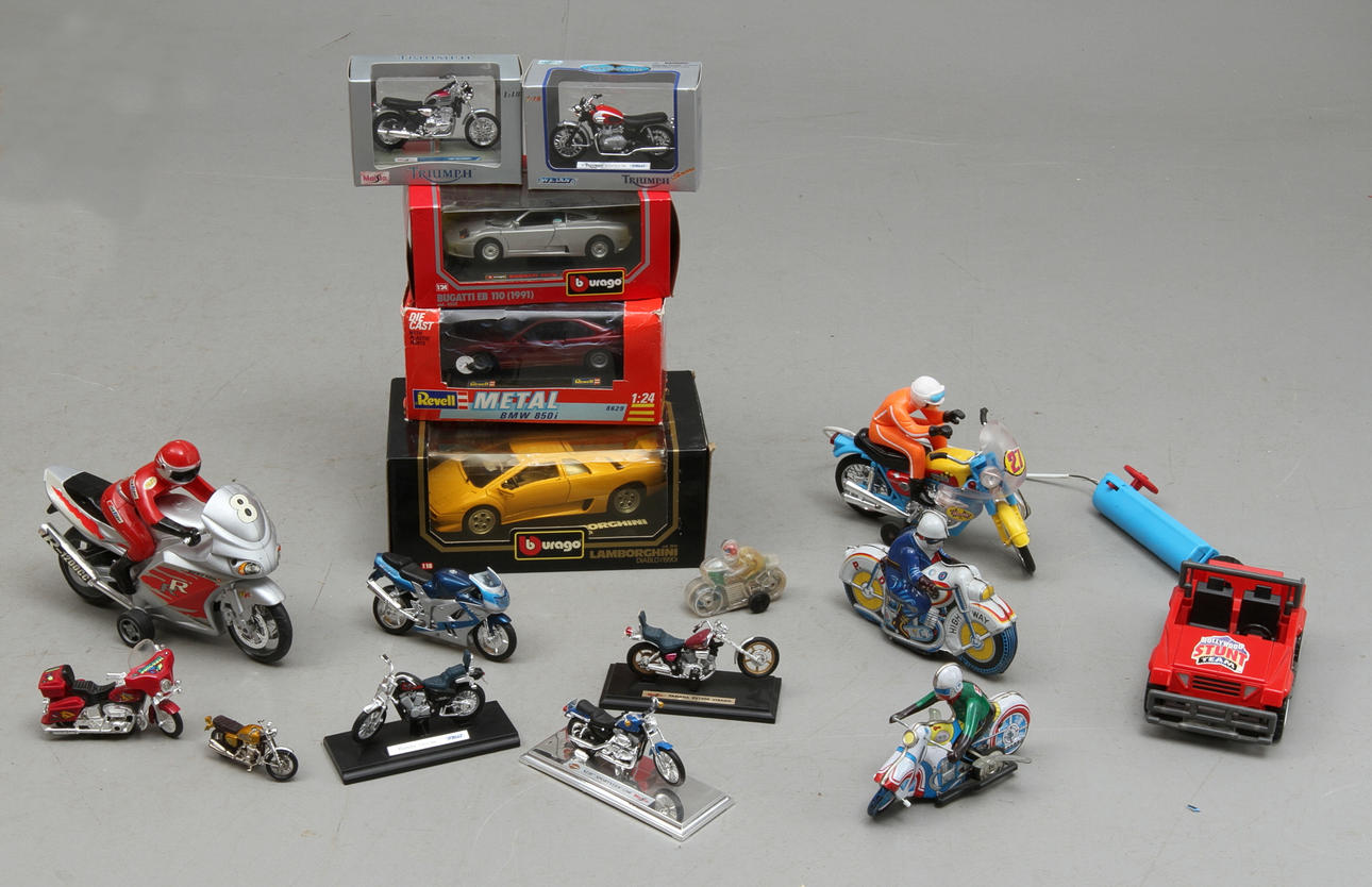 LEKSAKER BILAR och MOTORCYKLAR, cirka 18 stycken delvis i originalkartong.