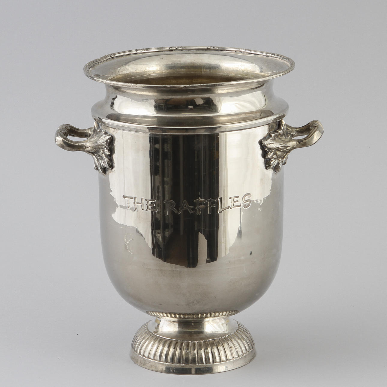 CHAMPAGNEKYLARE, vitmetall, "The Raffles".