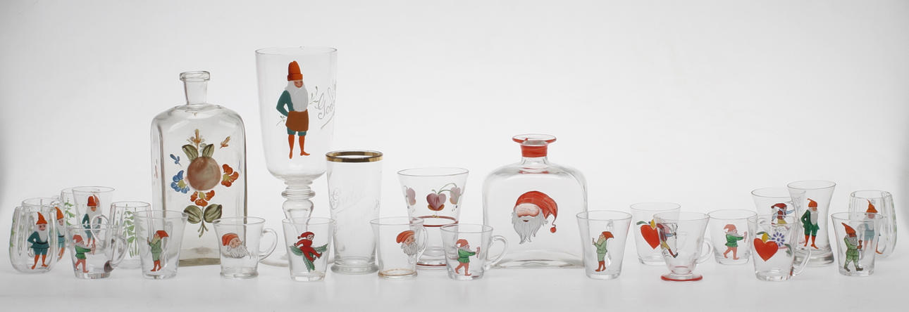 PARTI GLAS, 25 delar, mestadels med tomtemotiv, bland annat glöggmuggar, 1900-tal.