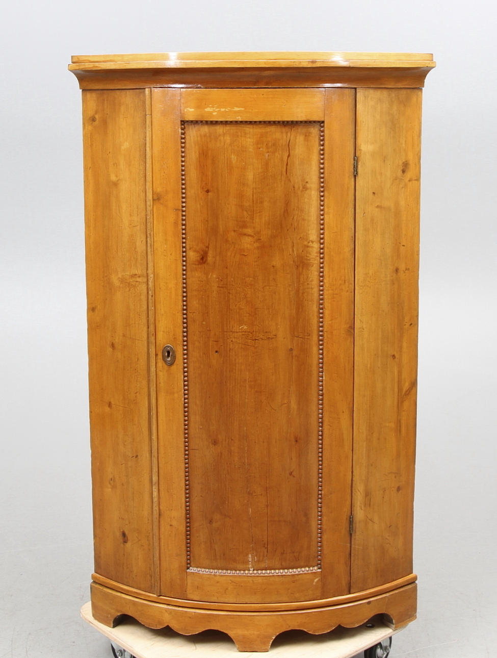 HÖRNSKÅP, 1800 talets första hälft.