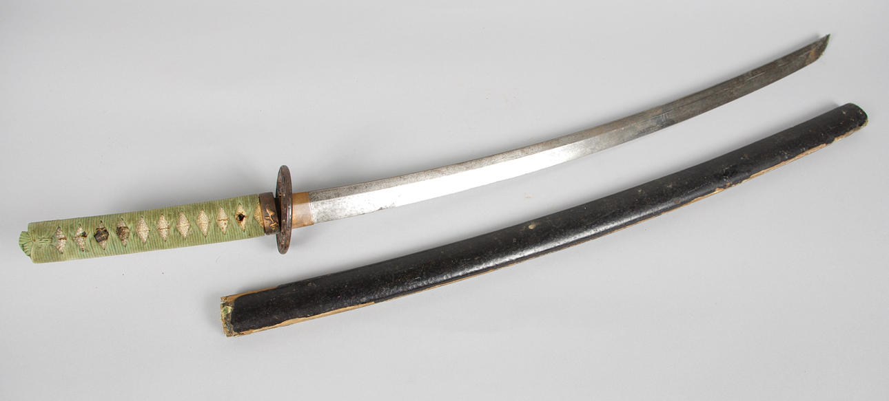 SAMURAJSVÄRD MED BALJA.