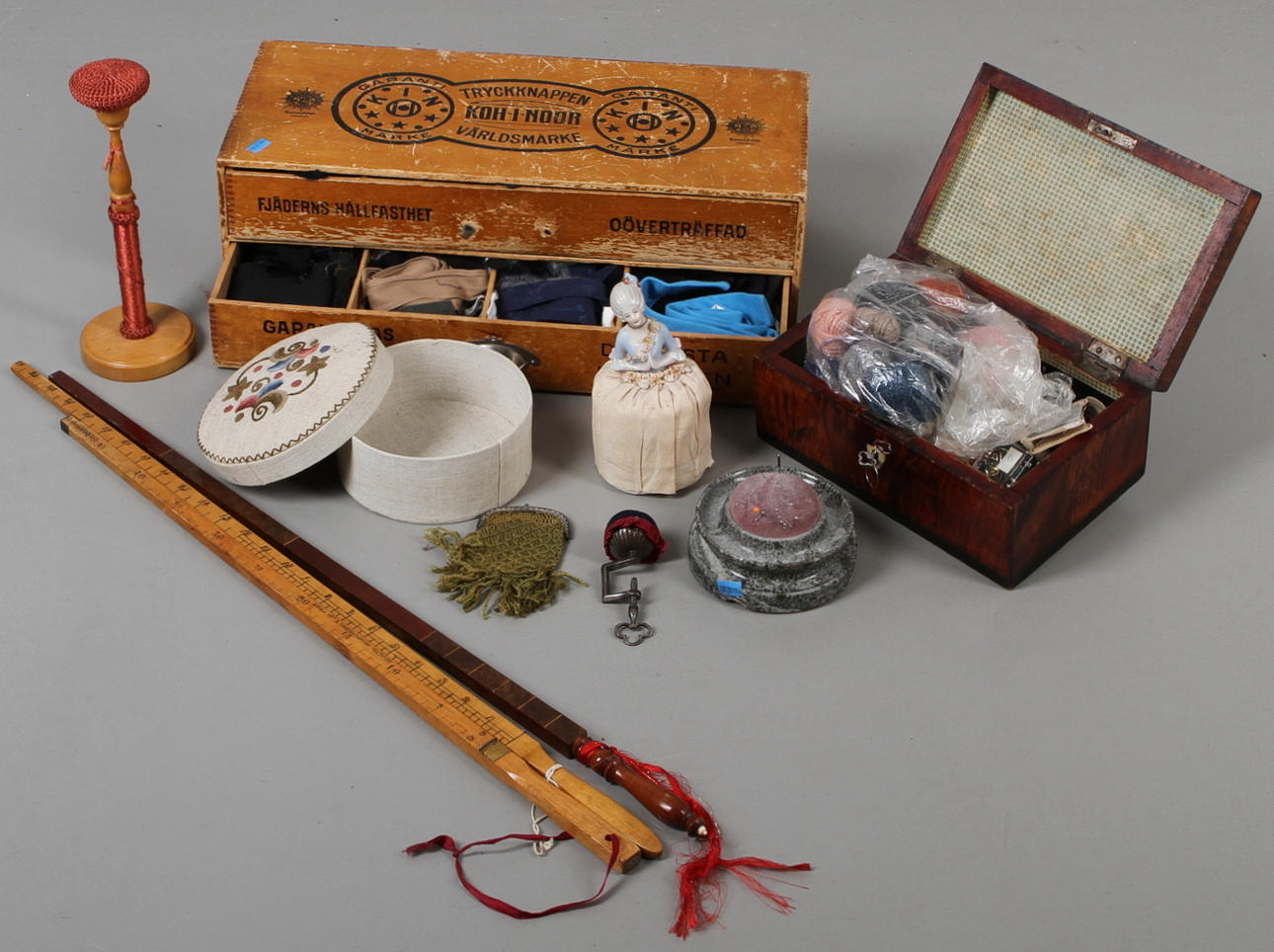 PARTI DIVERSE, 10 delar, bland annat sytillbehör, 1900-tal.