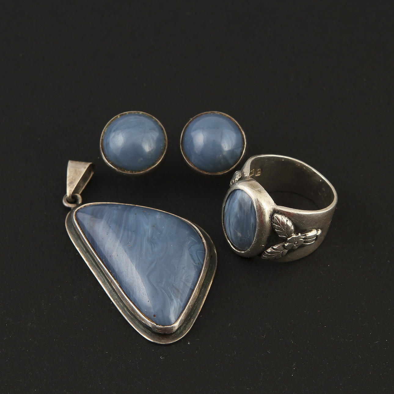 SMYCKESSET, 4 st, silver med blå stenar.