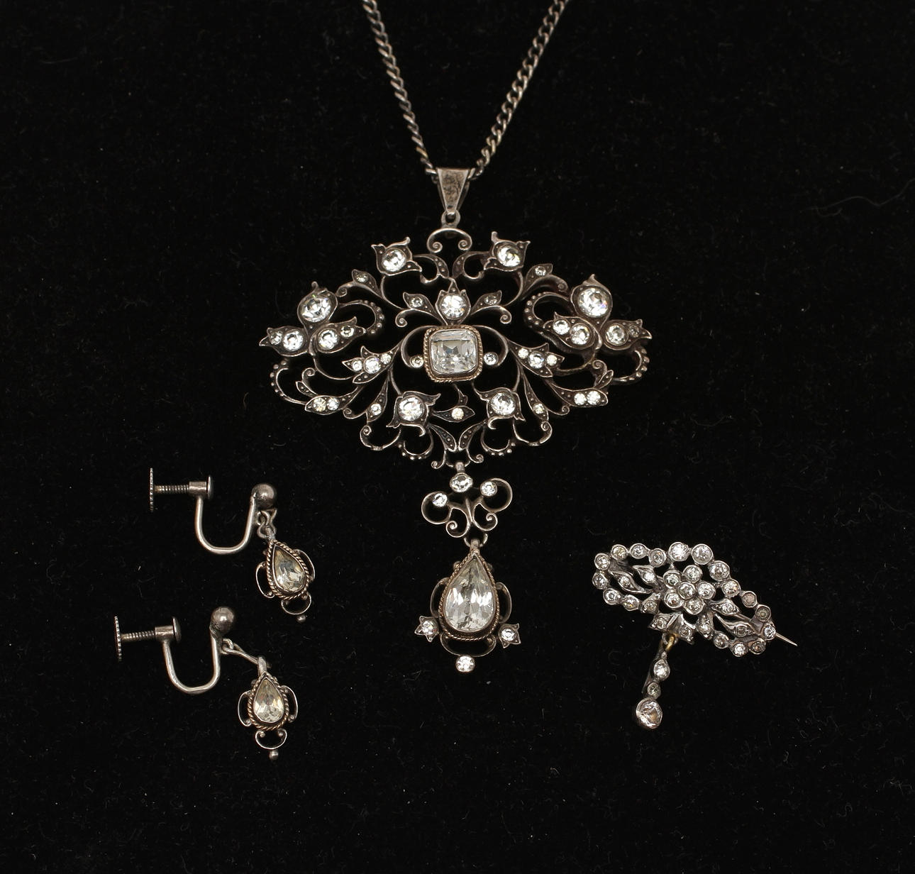 HALSBAND, ÖRHÄNGEN 1 par samt BROSCH, silver, tidigt 1900-tal.