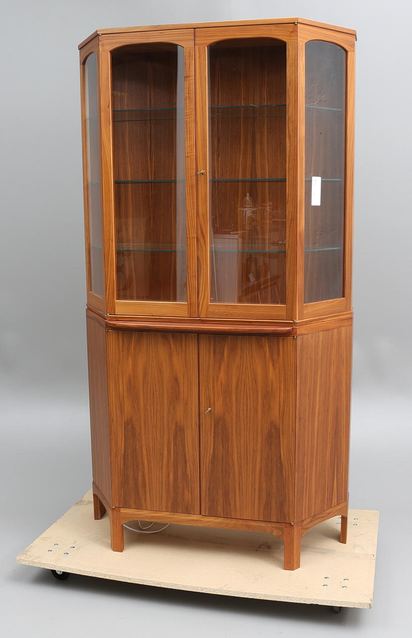 VITRINSKÅP, "Undantaget", Carl Malmsten, specialutgåva, nr 32, Åfors Möbler 2003.