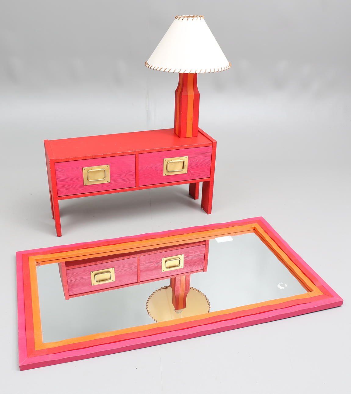 ERIK HÖGLUND. HALLMÖBEL, med LAMPA, för Eriksmåla glas.