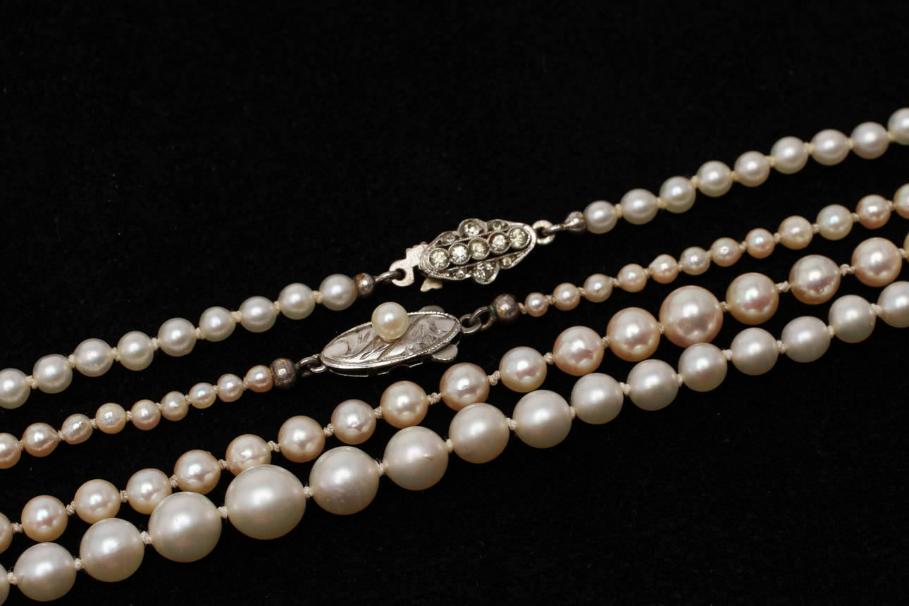 COLLIER, 2 st, odlade sötvattenspärlor, lås i silver.