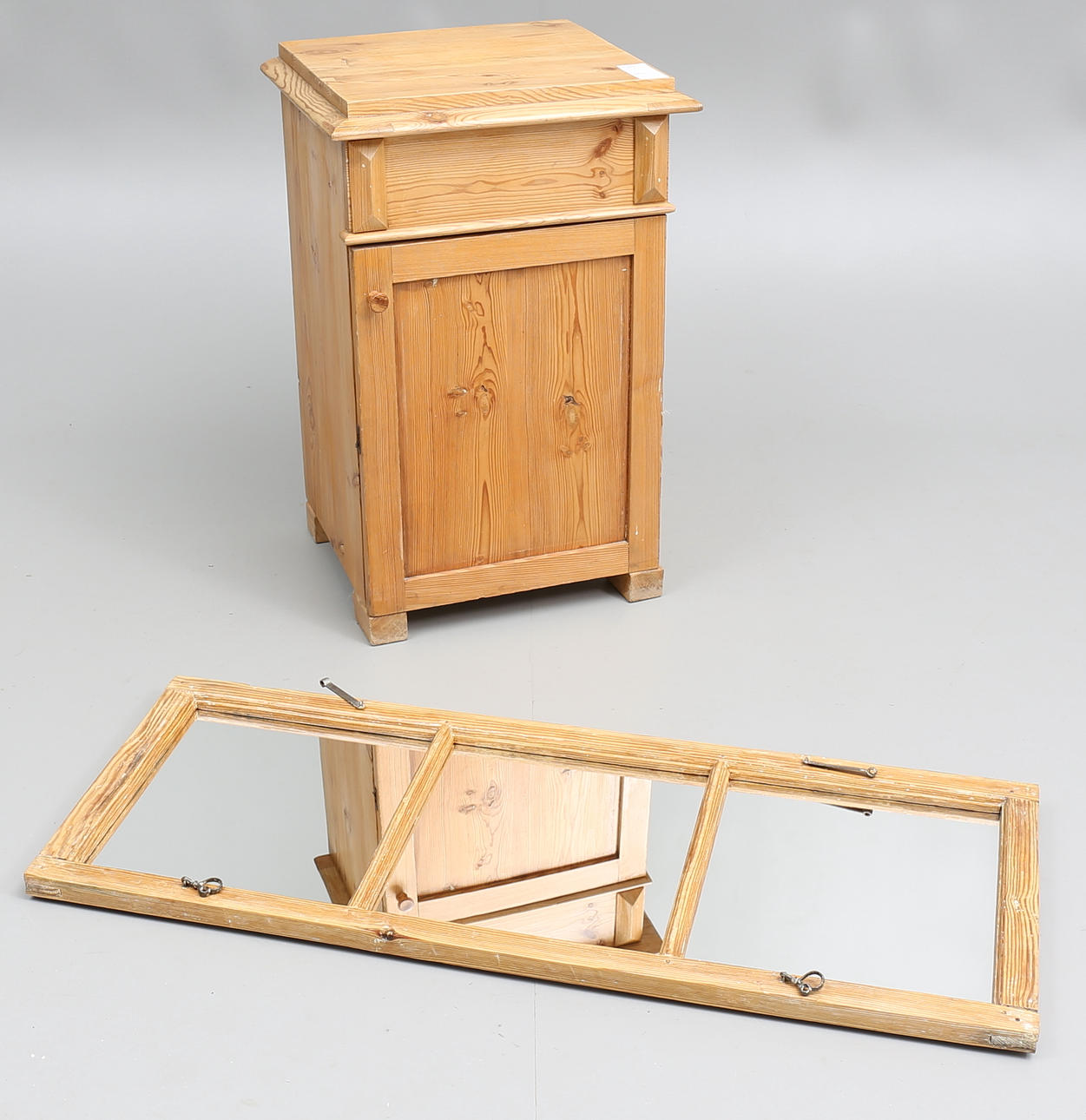 KOMMOD samt SPEGEL, 1800-tal.