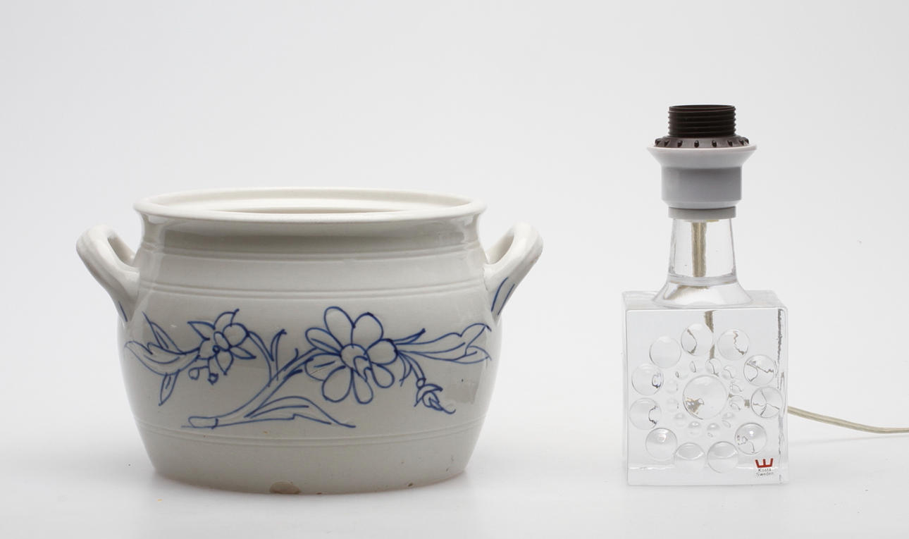 KRUKA, Rörstrand samt BORDSLAMPA, Bertil Vallien, Kosta.