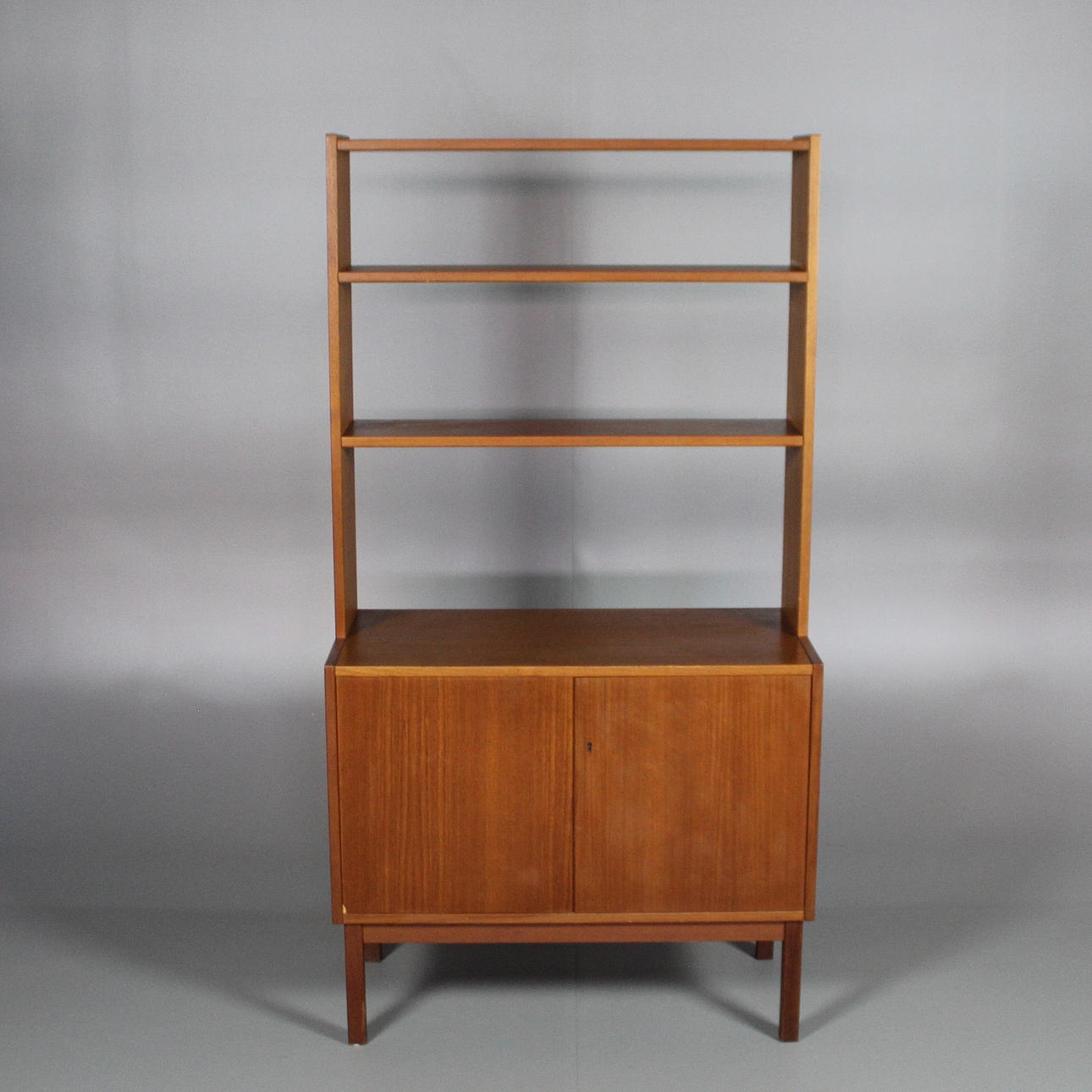 KIRJAHYLLY kaapilla.