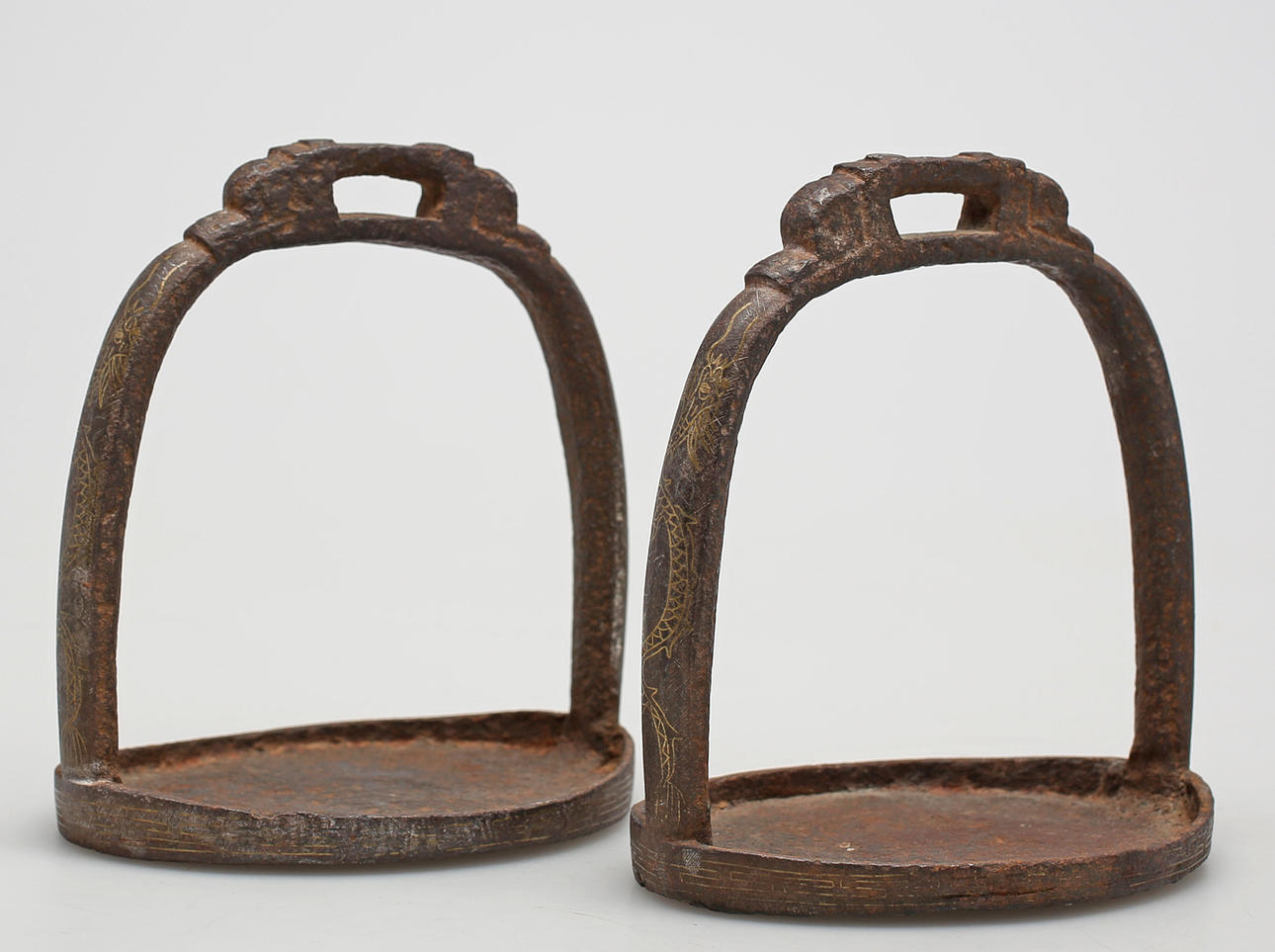 STIGBYGLAR, ett par,metall, orientaliska, Kina.