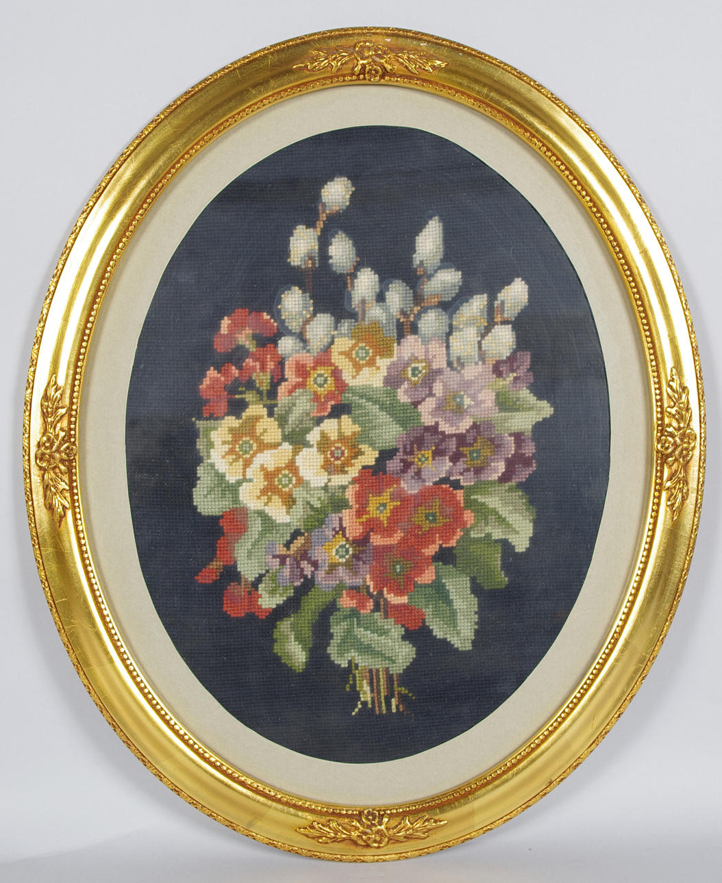 BRODERAD TAVLA i förgylld ram, blommor.