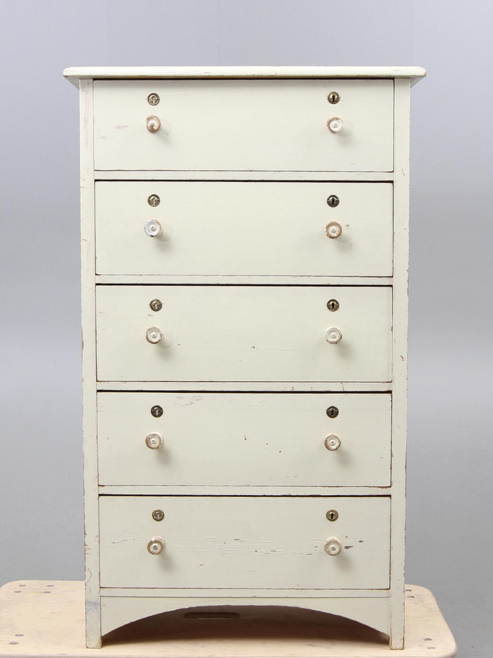 Byrå vitmålad tidigt 1900-tal.