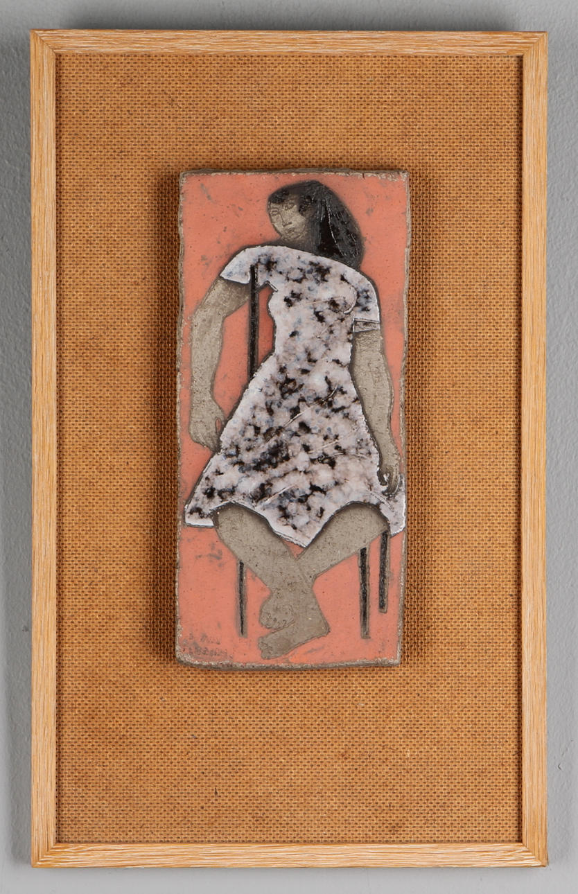 GUNNEL FRIBERG. Kvinna, keramisk platta, signerad i godset.