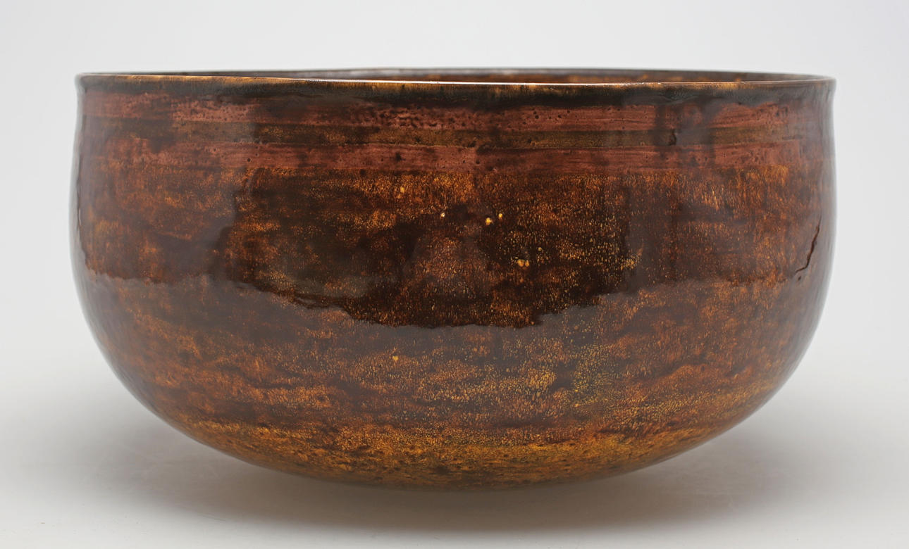 PRAKTSKÅL, glaserat lergods, otydlig signatur, 1900/2000-tal.