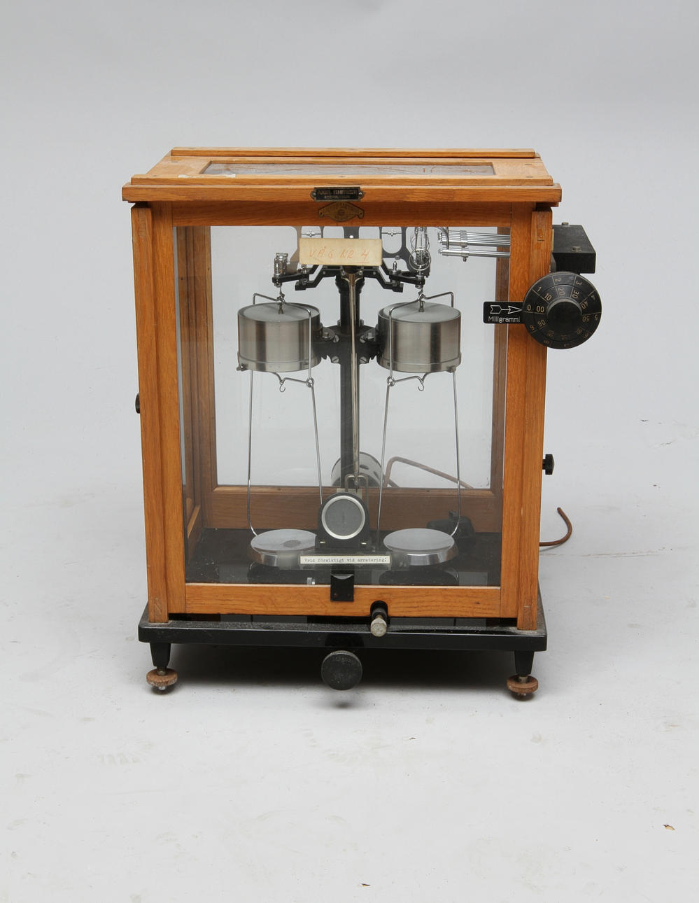 LABORATORIEVÅG i träfodral, Galileo Sartorius Milano, tidigt 1900-tal.