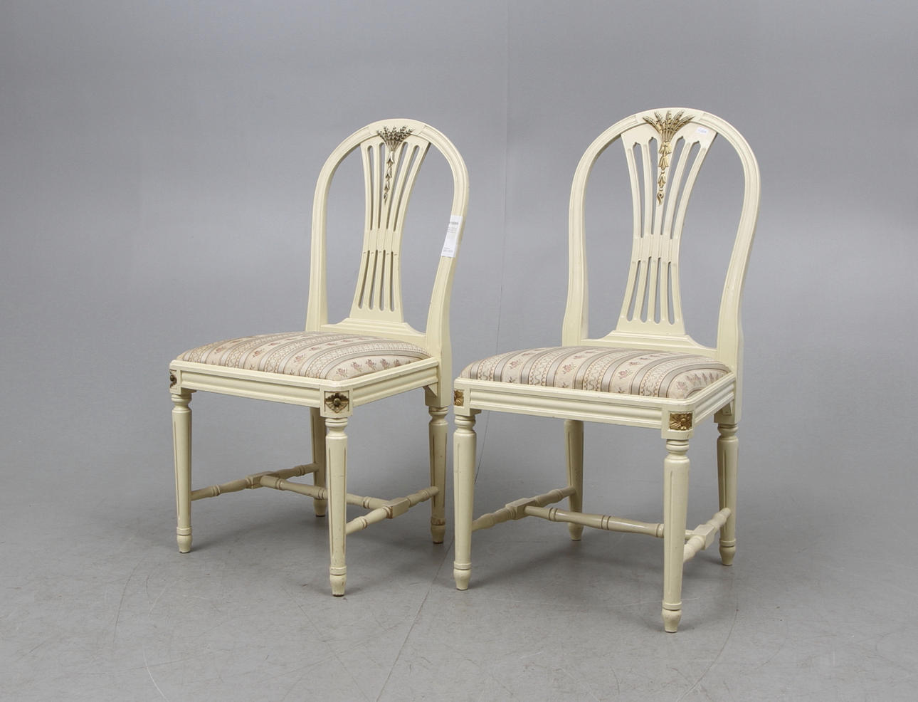 Stolar,2 snarlika, Gustaviansk stil 1900-talets mitt.