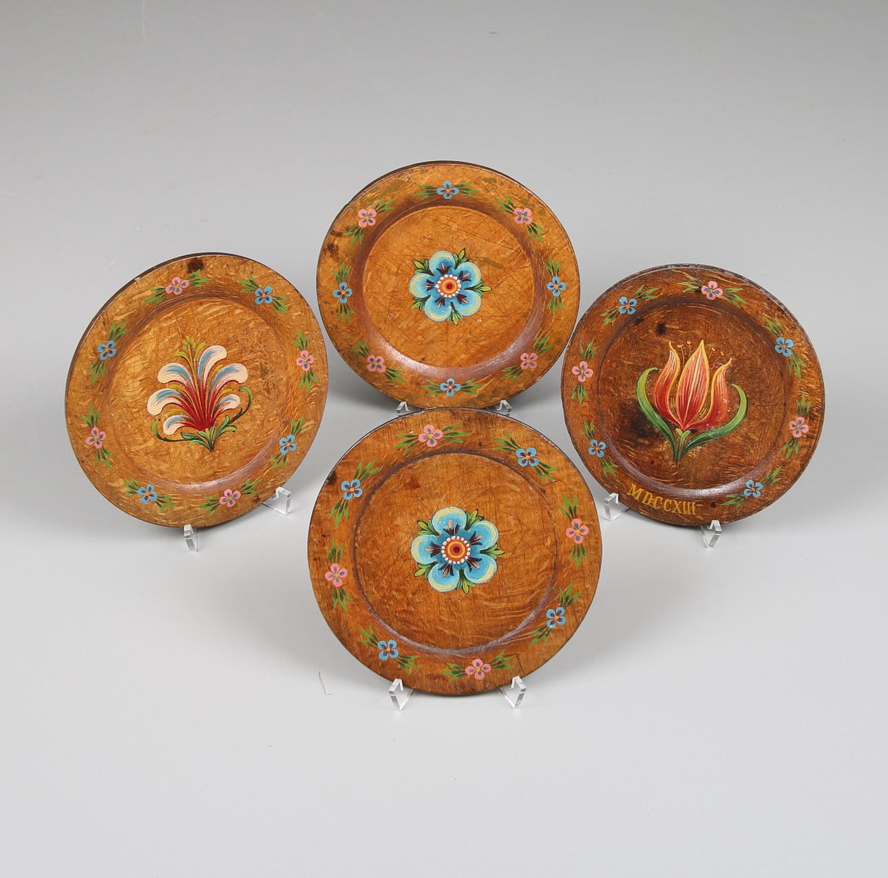 TALLRIKAR, trä, bomärkta, 17/1800-tal.