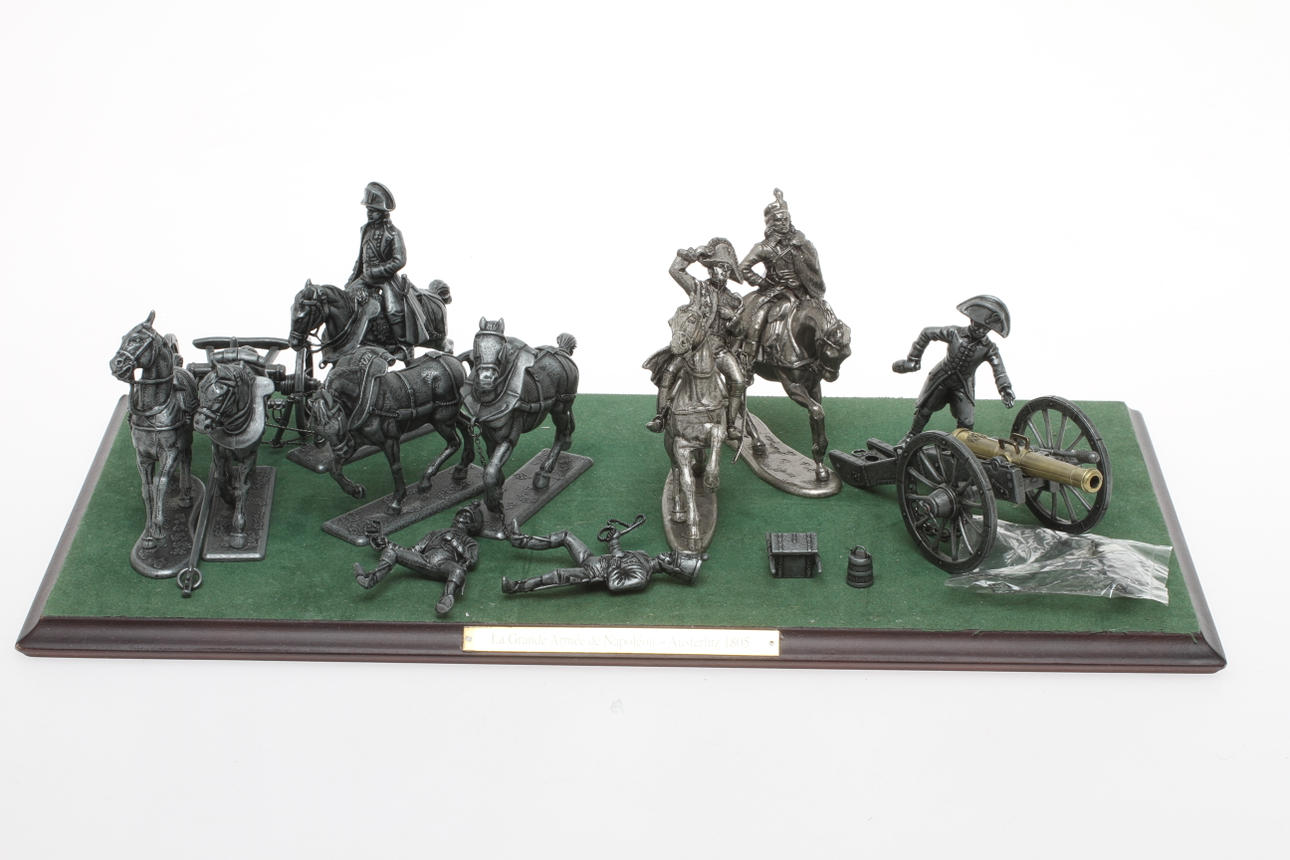 FIGURER i patinerad metall föreställande artilleri under slaget vid Austerlitz 1805. Bland andra Murat och Napoleon. Cirka 10 delar.