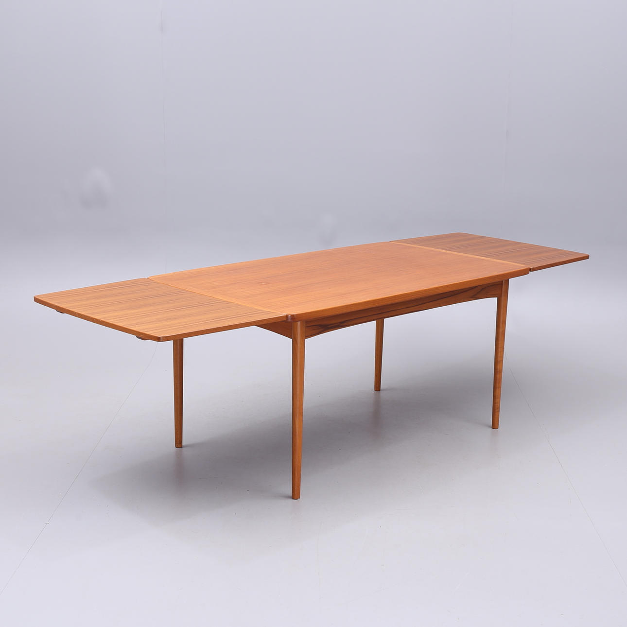 SPISEBORD, teaktræ, midten af det 20. århundrede.