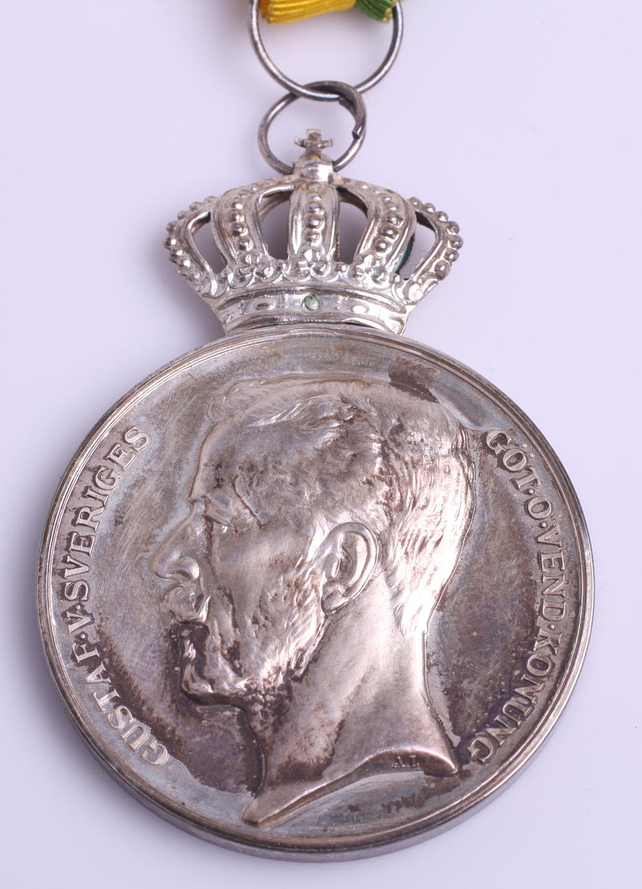 MEDALJ med gröngult band, Gustaf V:s silvermedalj, MJV SILVER.