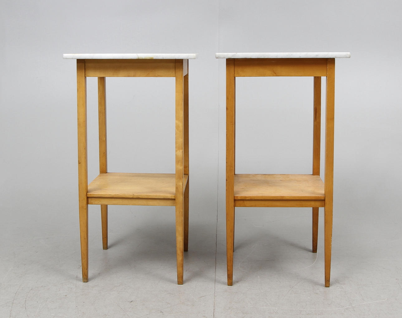 NATTBORD MED MARMORSKIVA, 1920-tal.