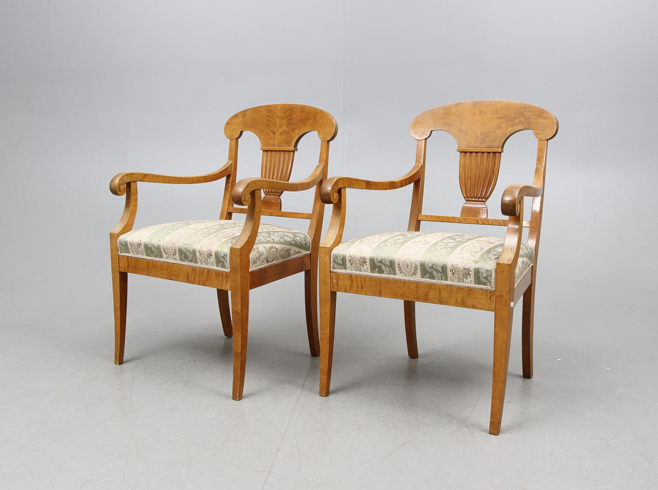 KARMSTOLAR, ett par, senempirestil, 1920-tal.