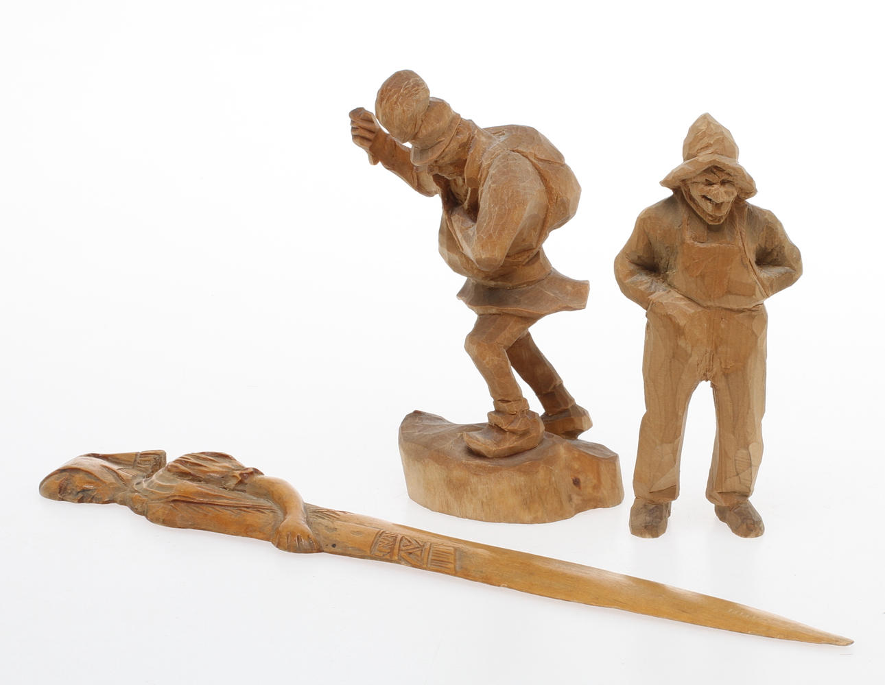 FIGURER, 2 st samt BREVKNIV, snidat trä, bland annat Bengt Jonsson.
