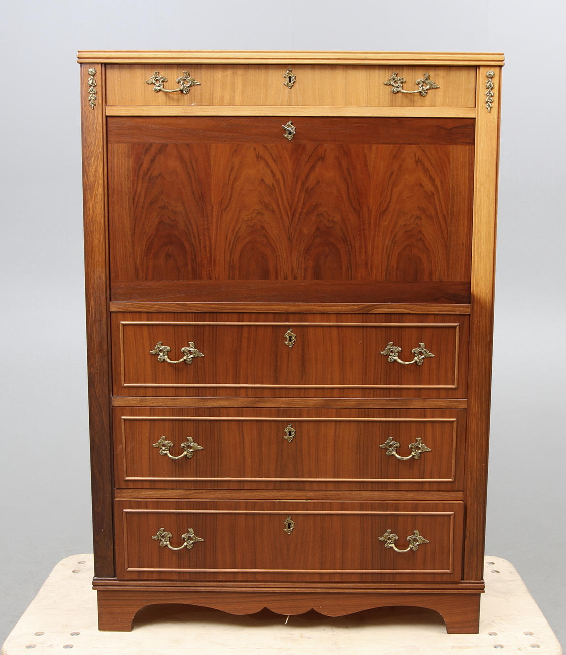 CHIFFONJÉ, 1900-tal.