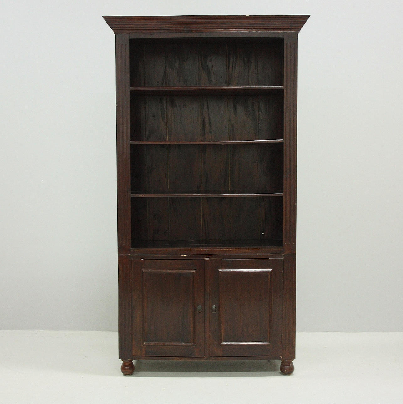 LIBRERÍA, color caoba, años 2000.