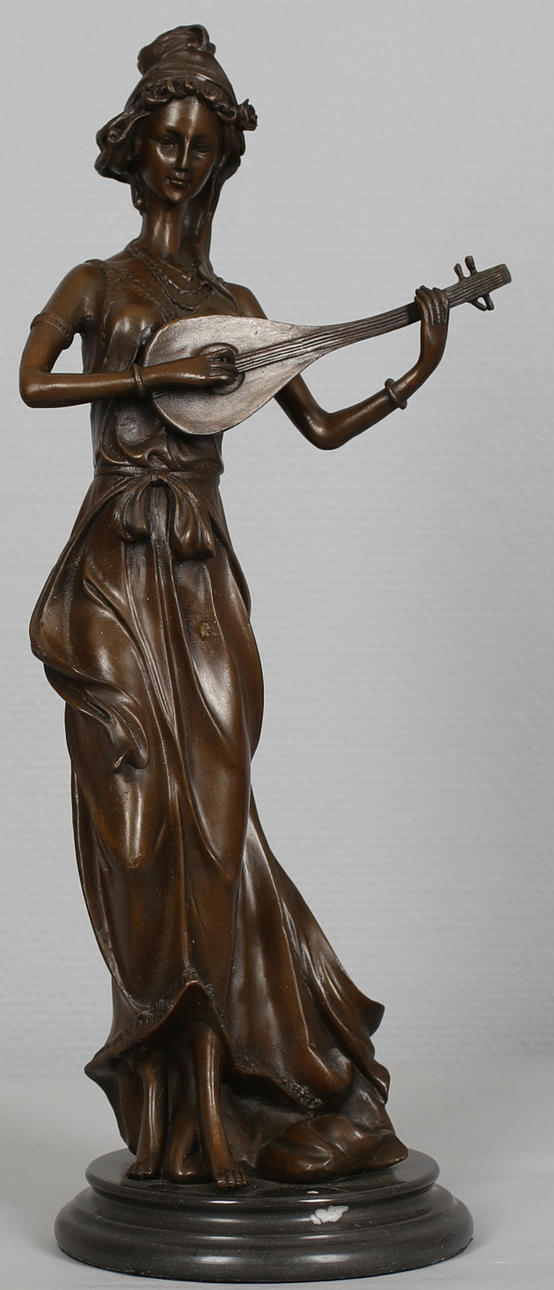 OIDENTIFIERAD KONSTNÄR. Kvinna med mandolin. Brons. Senare delan av 1900-talet. Otydlig signatur.