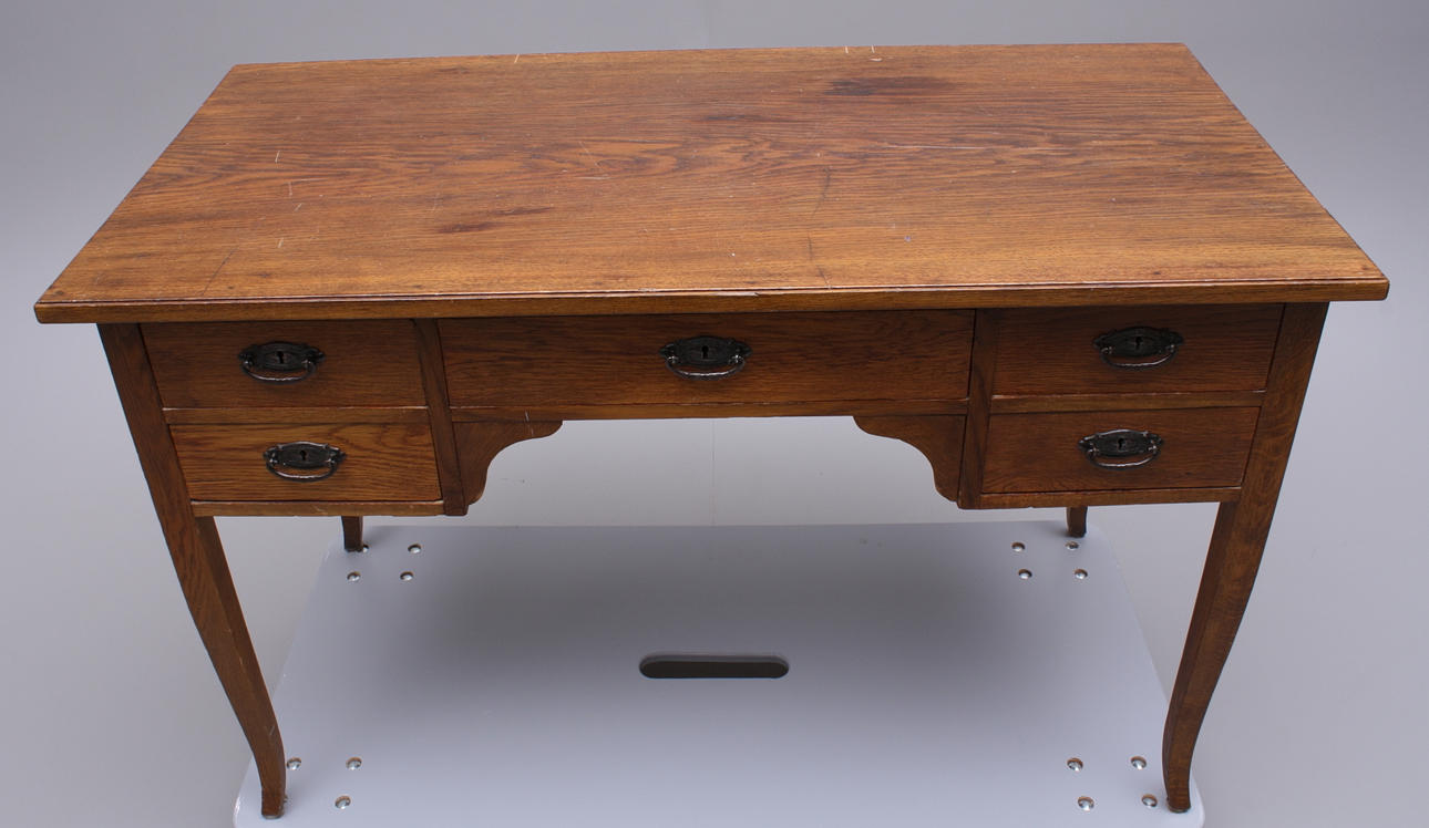 SKRIVBORD, trä, 5-lådigt.