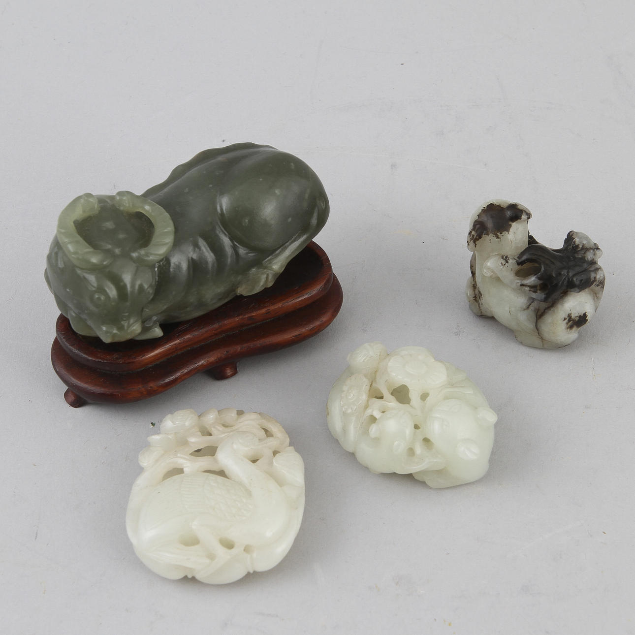 AMULETTER, 4 st, jadeit och nefrit.