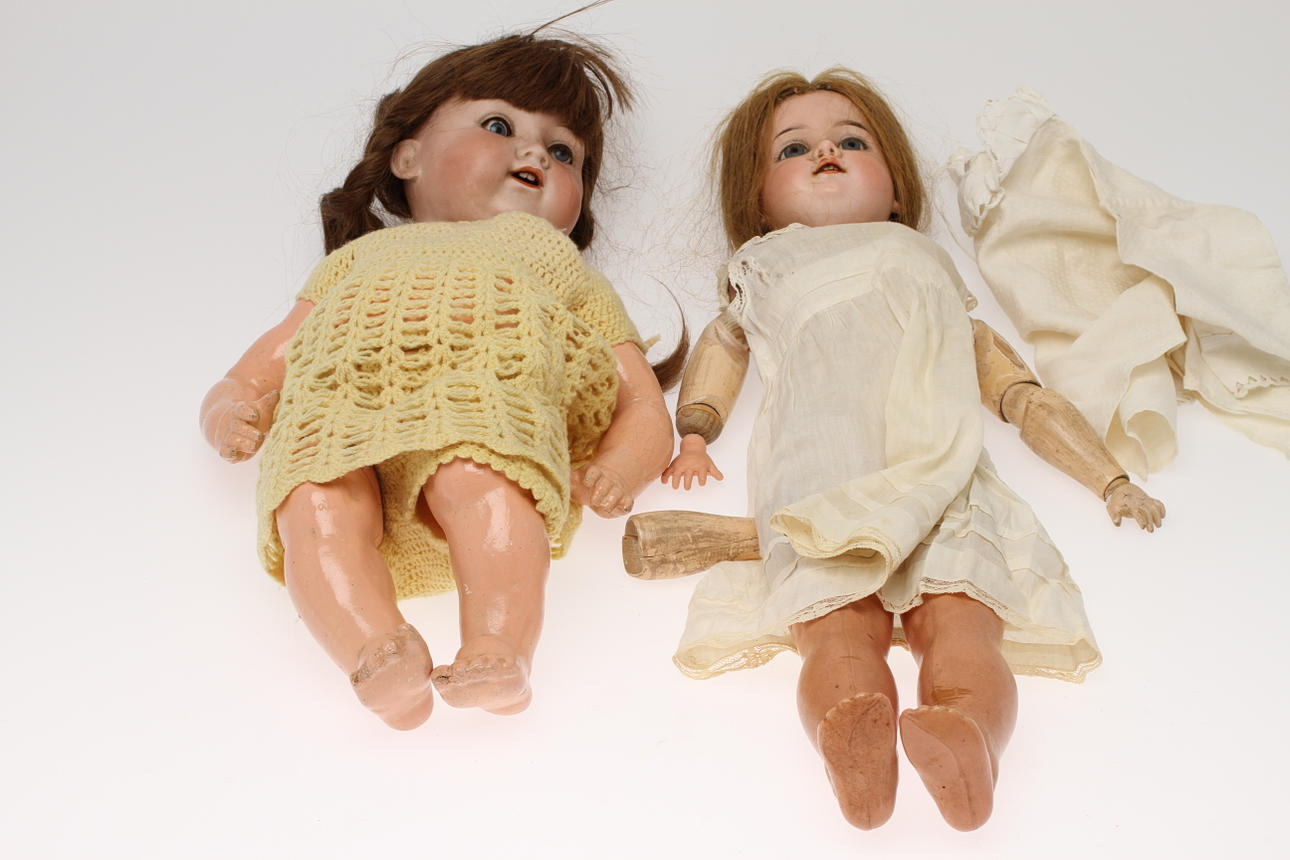 BISKVIDOCKOR TVÅ STYCKEN ARMAND MARSEILLE.