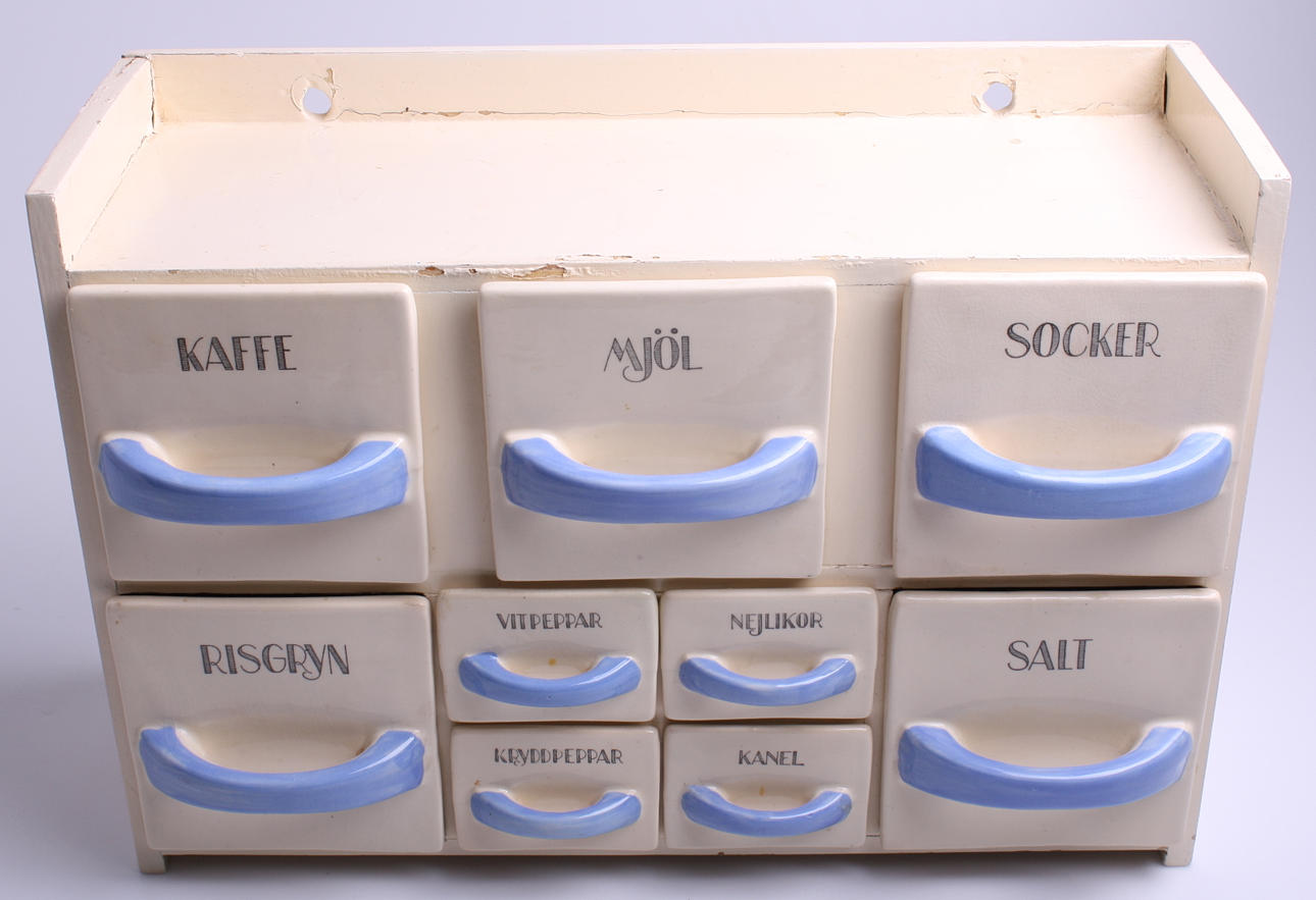 KRYDDHYLLA, trästomme, 9 kryddburkar i porslin, Gefle.