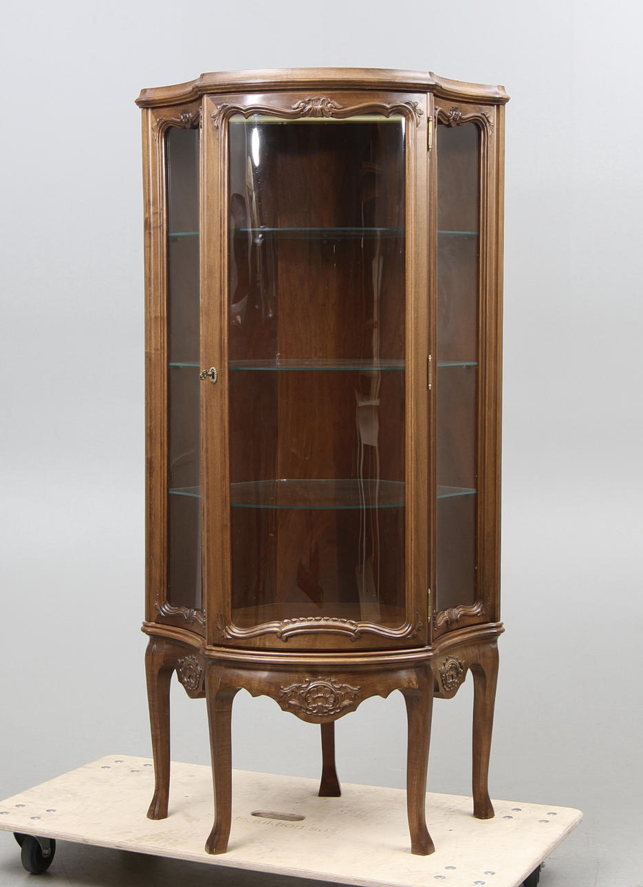 VITRINSKÅP, rokokostil, 1900-talets senare hälft.