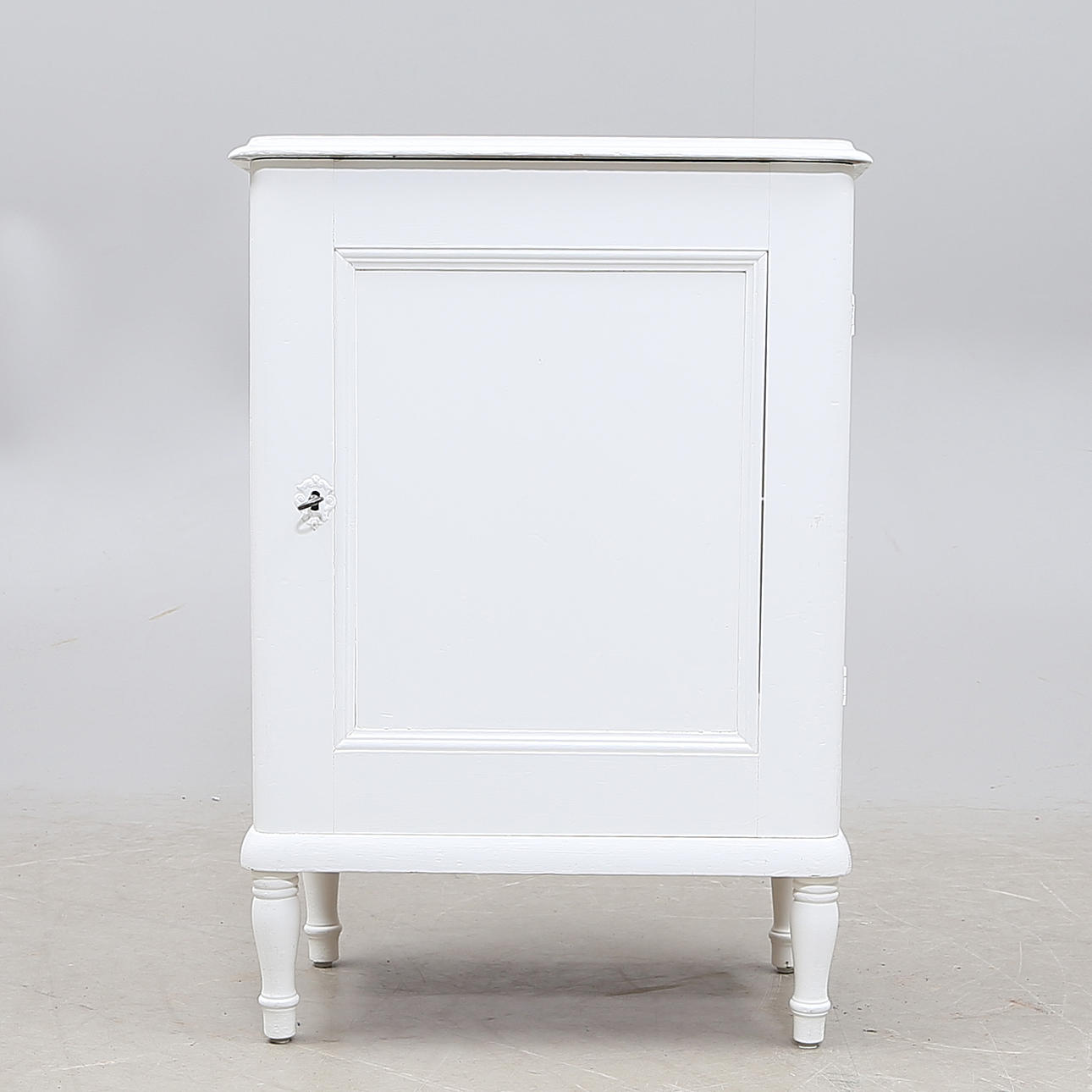 SKÅP, vitmålat, 1900-talets början.