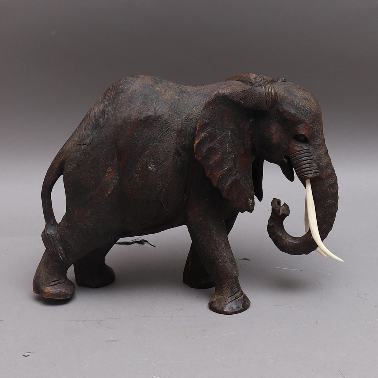 ELEFANT, Holz, Stoßzähne aus Horn.