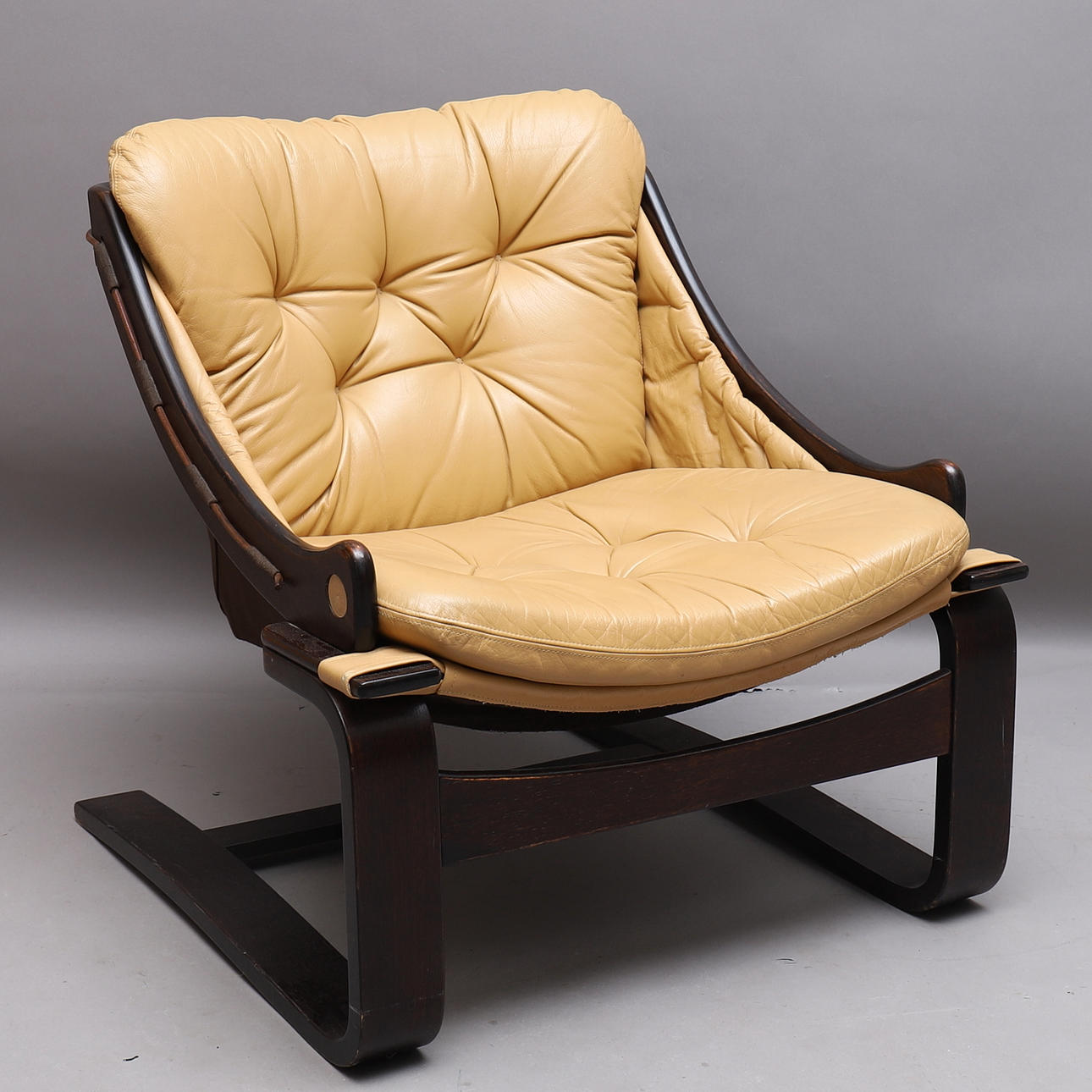 SILLÓN, cuero y madera, finales de 1900.