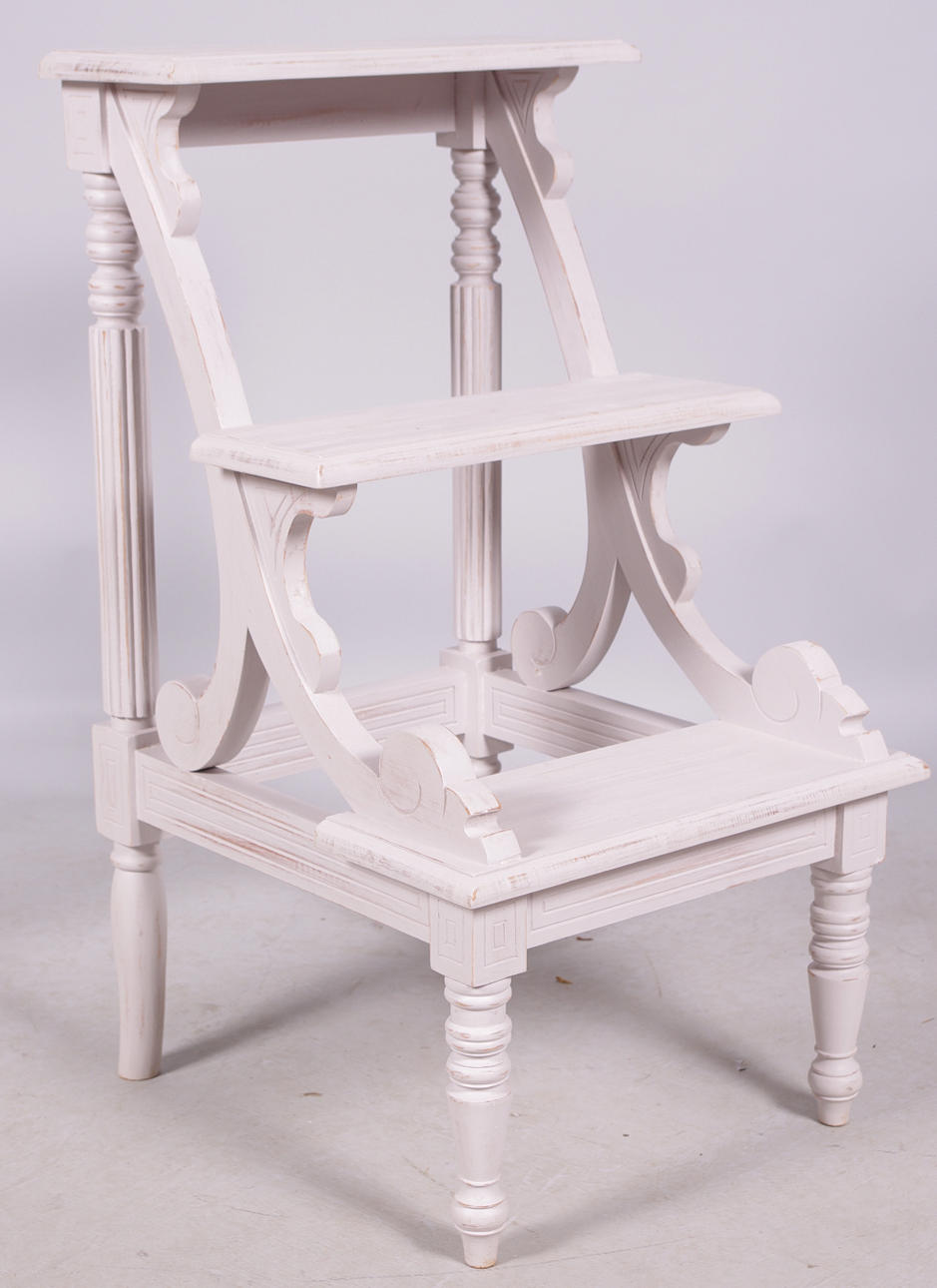 BIBLIOTEKSTRAPPA, viktoriansk stil, vitmålad, samtida.