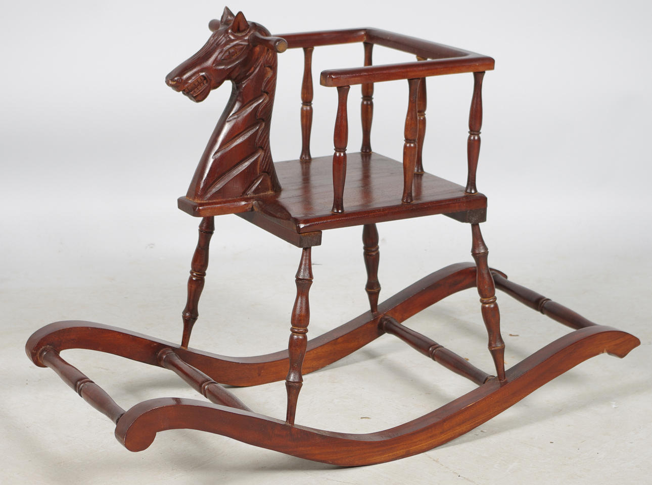 GUNGHÄST, mahogny, samtida.