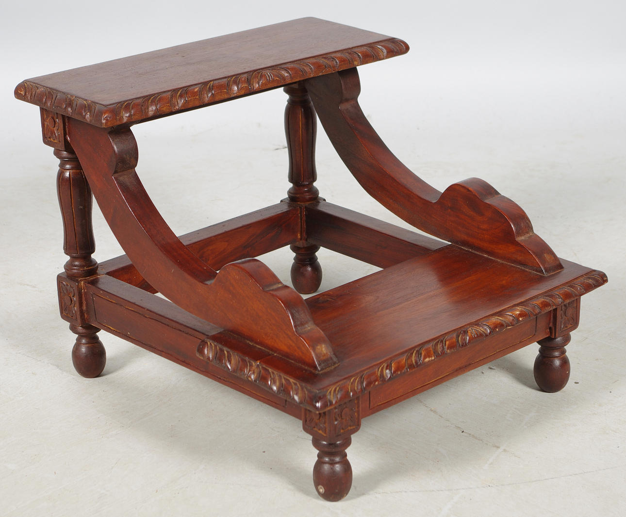 PALL, 2-stegs, mahogny, samtida.